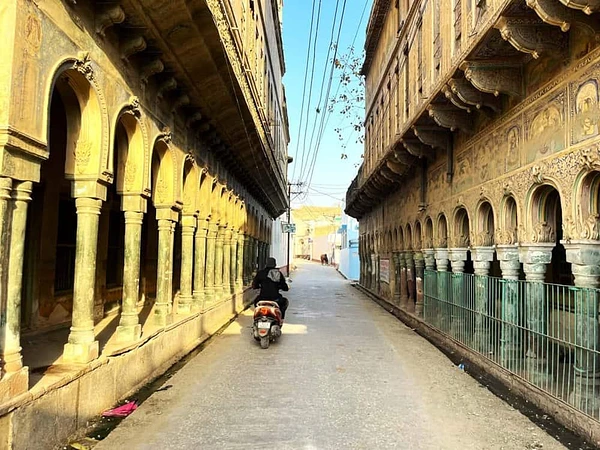 moped driving through Alsisar